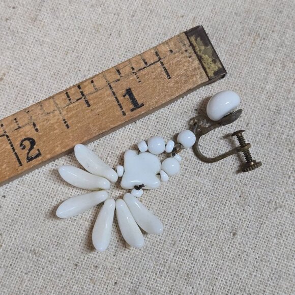 Vtg Art deco 1940s made in JAPAN milk glass screw back earrings - Picture 10 of 10